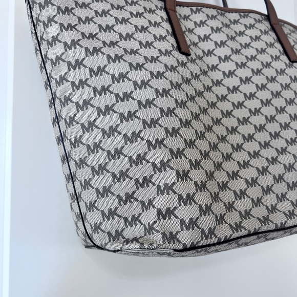 Michael Kors Emry Large Top Zip Tote - Picture 9 of 16